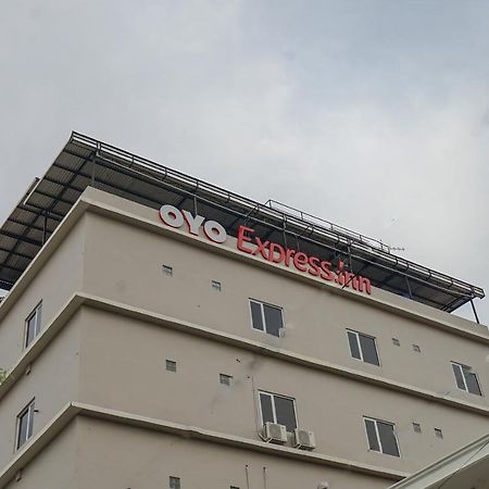 Oyo 616 Express Inn Palembang Exterior photo