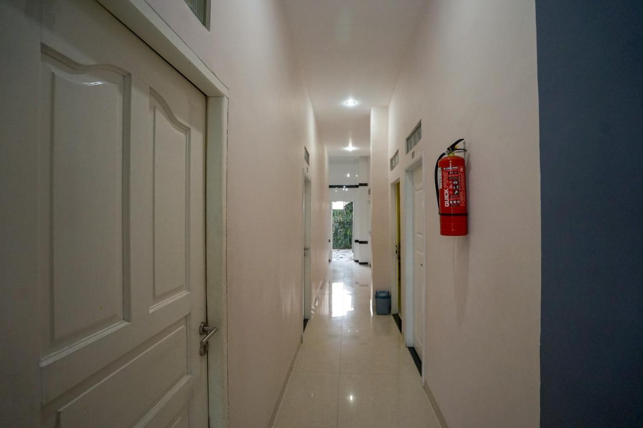 Oyo 616 Express Inn Palembang Exterior photo